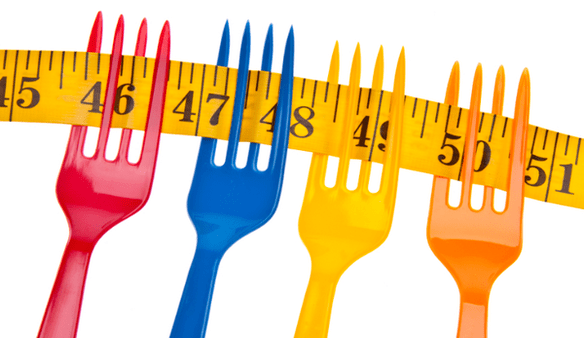 I centimetri sulle forchette simboleggiano la perdita di peso nella dieta Dukan