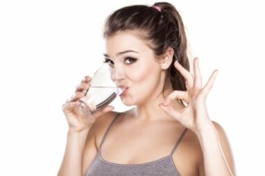 Le ragazze bevono acqua pulita