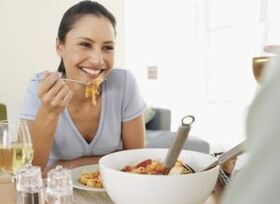La ragazza mangia